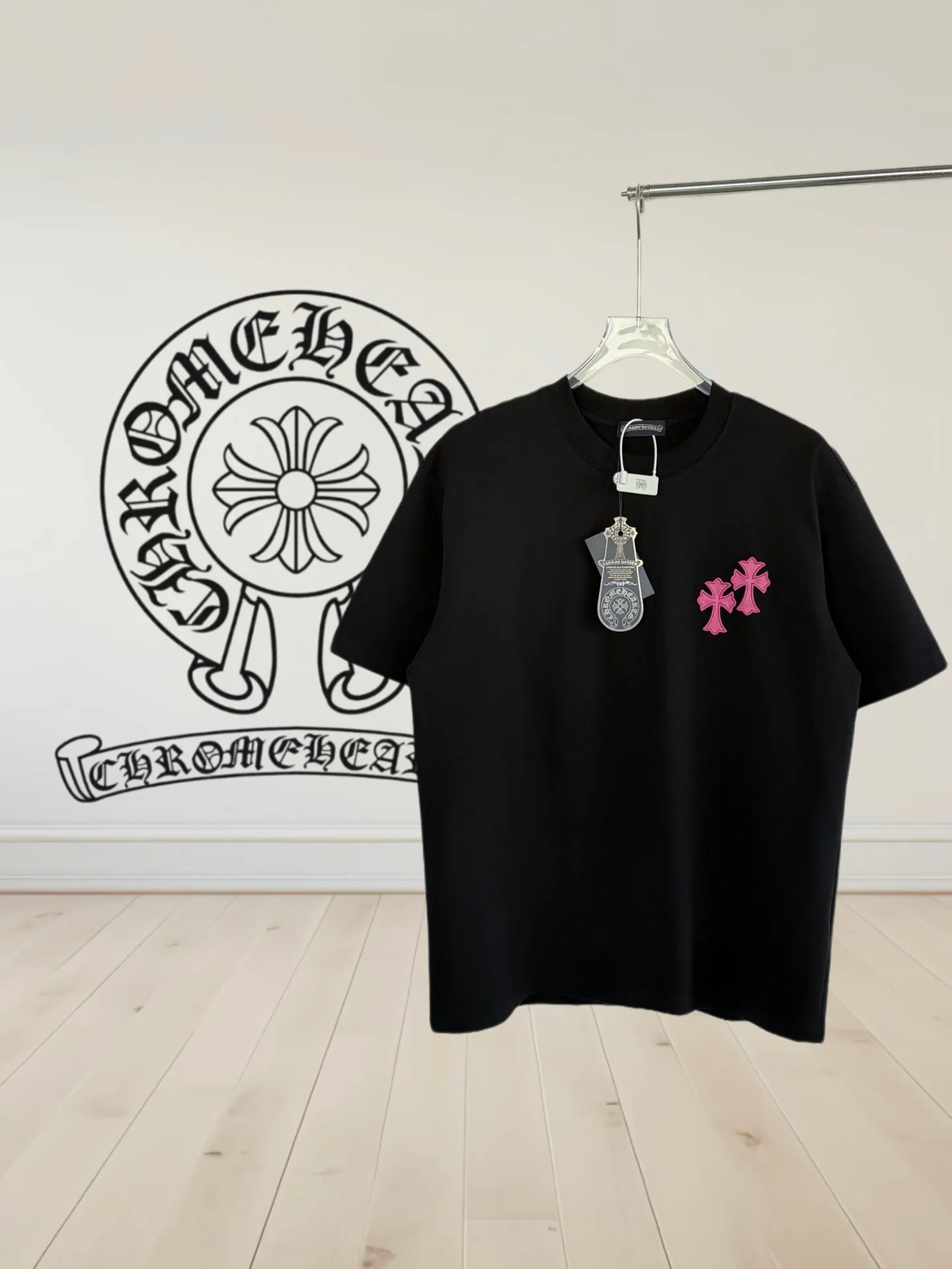 P170 [High Quality] Chrome hearts T-shirt short sleeve. The new model is embroidered with leather horseshoe logo on the front and back, and the back panel is designed with leather ten-rivet embroidery. High-end custom-made 32-count 285-gram fabric. Soft to the touch. Comfortable to wear. Exquisite stitching. Fine workmanship. The upper body effect is incomparably handsome! Same style for men and women Color: Black White Size: S to xL Size chart S: Shoulder width 51 - Bust 55 - Clothing length 70 M: Shoulder width 53 - Bust 57 - Clothing length 72 L: Shoulder width 55 - Bust 59 - Clothing length 74 XL: Shoulder width 57 - Bust 61 - Clothing length 76